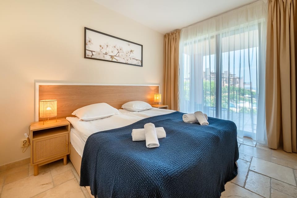 Bed, Bedroom, towels