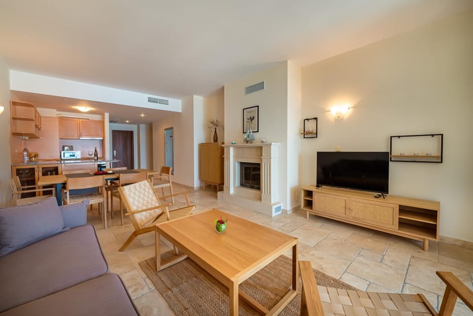 TV and multimedia, Kitchen or kitchenette, Living room, Dining area