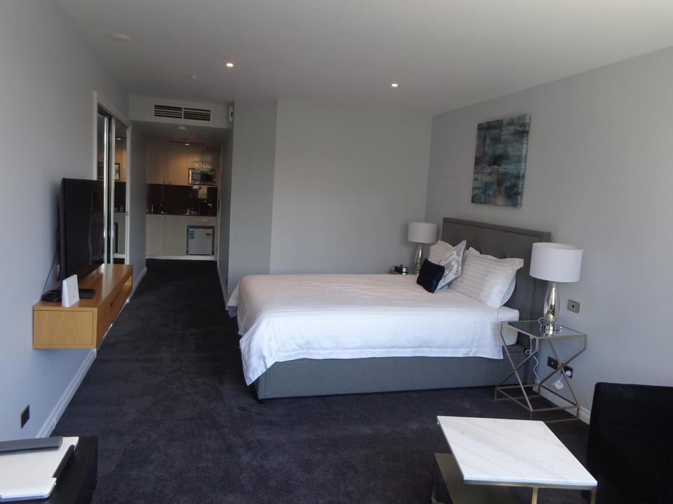 Coffee/tea facilities, Kitchen or kitchenette, Seating area, Bedroom