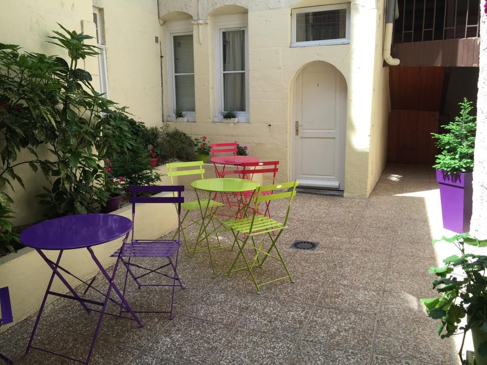 Day, Seating area
