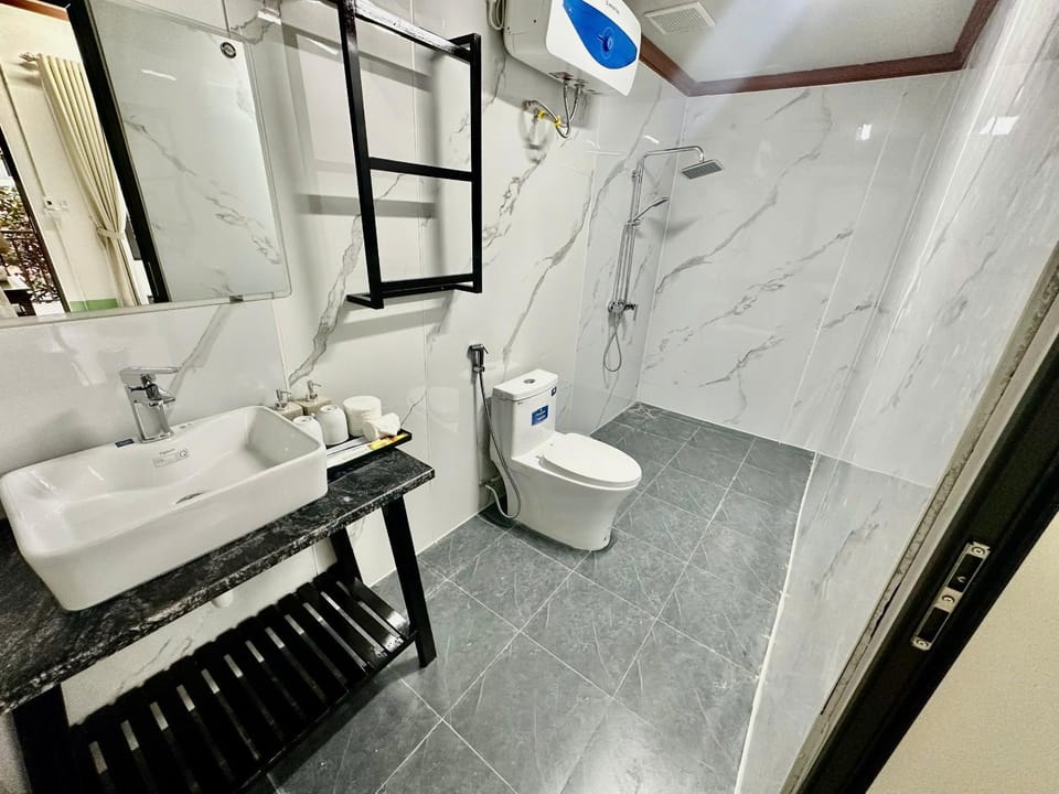 Shower, Toilet, Bathroom, towels