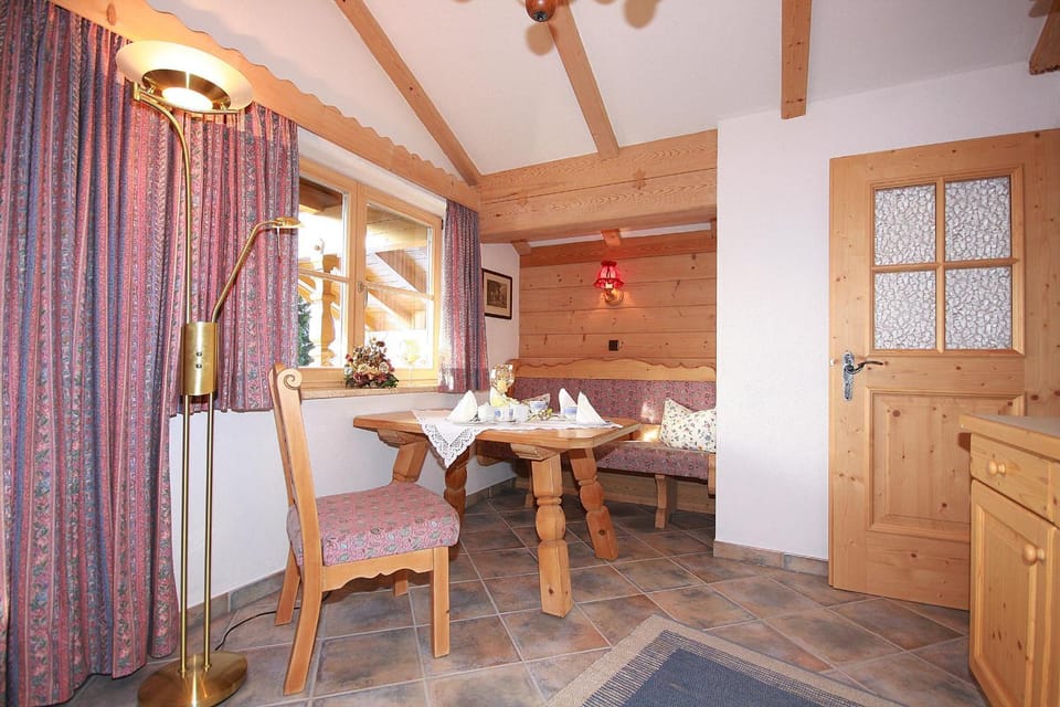 Kitchen or kitchenette, Seating area