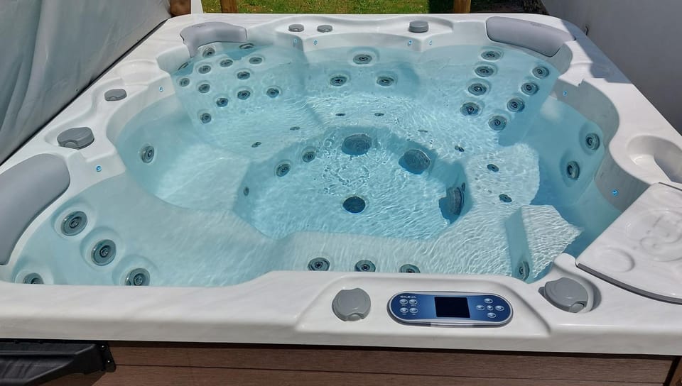 Hot Tub, Swimming pool