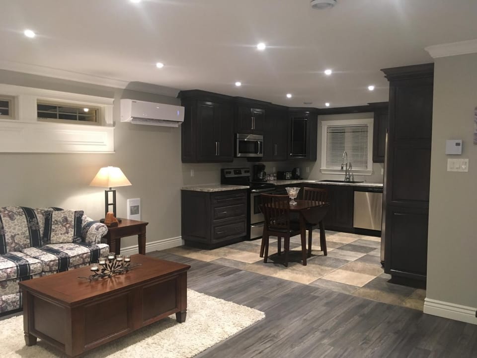 Kitchen or kitchenette, Living room, air conditioner