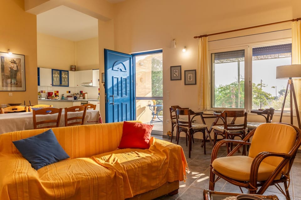 Day, Summer, View (from property/room), Balcony/Terrace, Living room, Decorative detail, Seating area, Dining area, Pets, Area and facilities, Time of day, Sunset, Family, pet friendly, kitchen