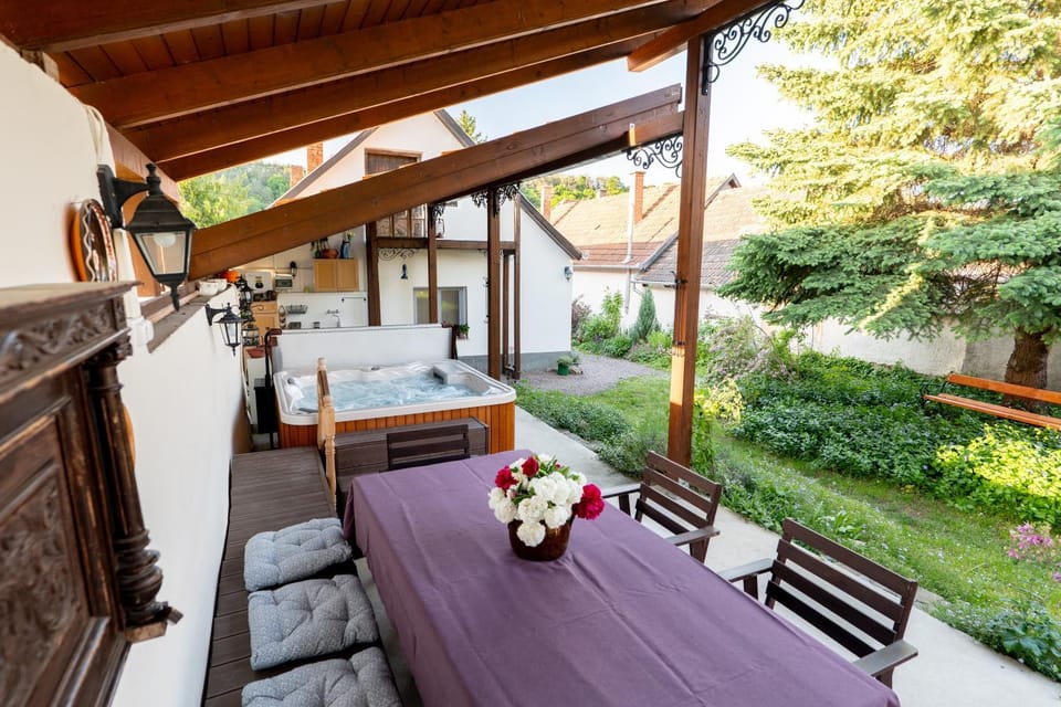 Property building, Restaurant/places to eat, Summer, Garden, Hot Tub, Balcony/Terrace, Garden view, Entertainment, Open Air Bath, furniture