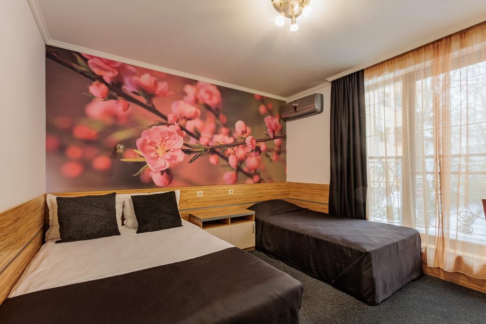 Семеен Хотел Опера Hotel in Burgas