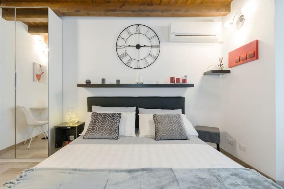 Bedroom, air conditioner