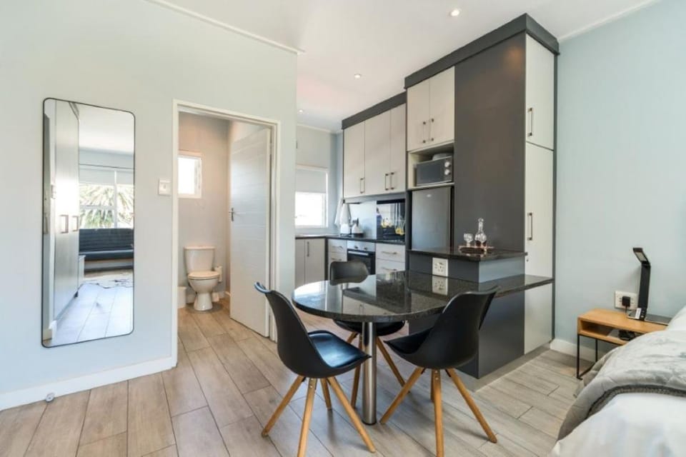 Kitchen or kitchenette, Seating area, Dining area, oven