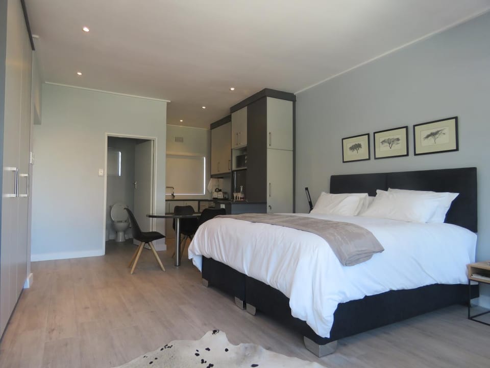 Kitchen or kitchenette, Dining area, Bedroom