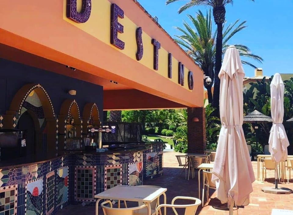 Restaurant/places to eat, Spring, Summer, Autumn, On site