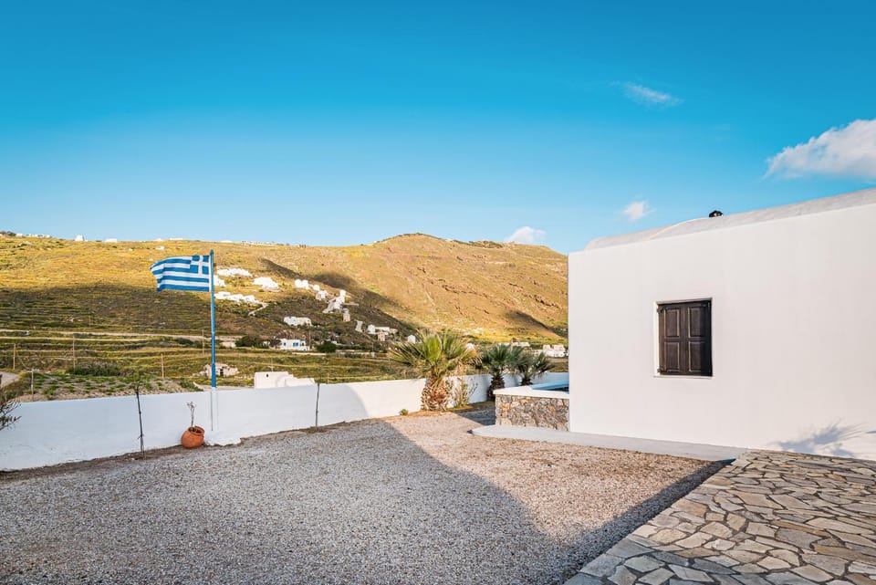 Property building, Nearby landmark, Day, Neighbourhood, Natural landscape, Mountain view