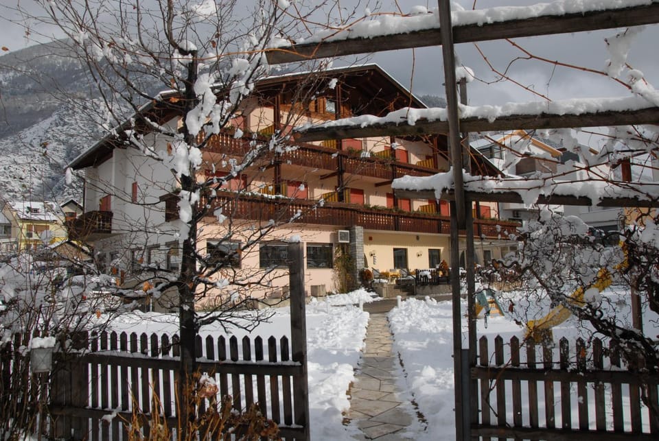 Restaurant/places to eat, Facade/entrance, Winter, Garden, Horse-riding, Balcony/Terrace, Hiking, Cycling, Animals, Guests, Mountain view, Sports, children, young children, older children, group of guests, Family