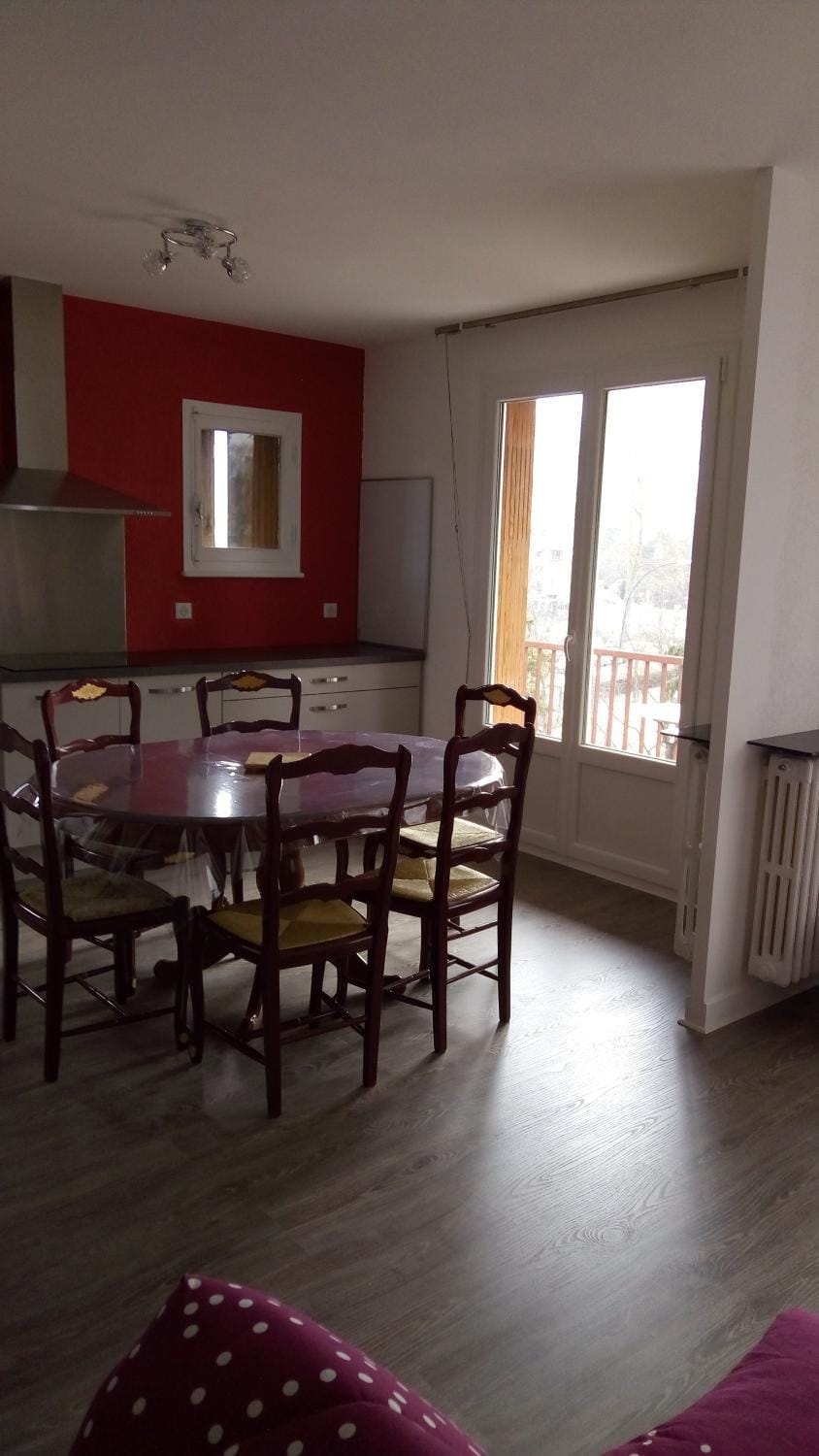 Kitchen or kitchenette, Dining area