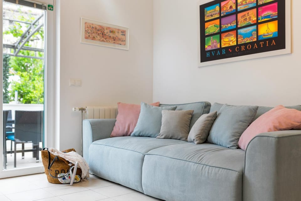 Toilet, Kitchen or kitchenette, Living room