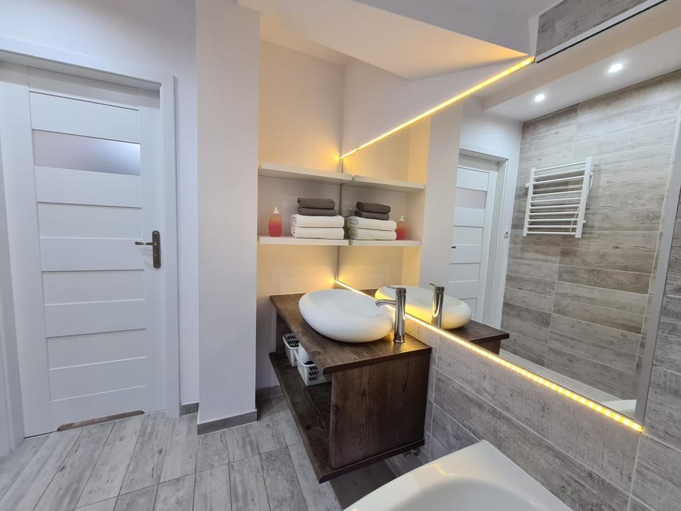Bathroom, Bath, towels
