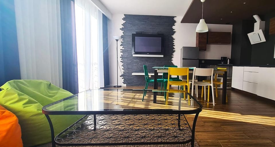 Communal lounge/ TV room, Kitchen or kitchenette, Living room, Seating area, Dining area, Evening entertainment