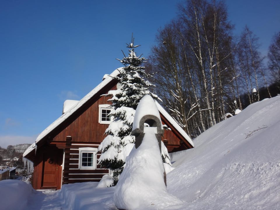 Property building, Facade/entrance, Day, Natural landscape, Winter