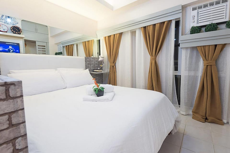 Light and Chic - Tagaytay Vacation Pad Apartment in Tagaytay