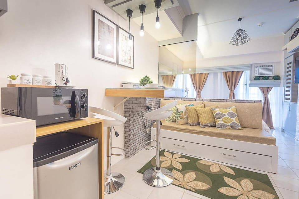 Light and Chic - Tagaytay Vacation Pad Apartment in Tagaytay