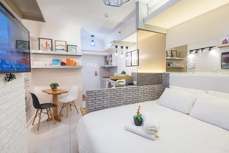 Light and Chic - Tagaytay Vacation Pad Apartment in Tagaytay