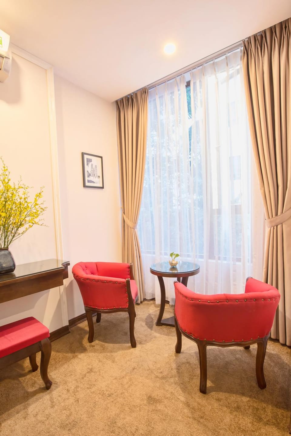 Shower, Toilet, Restaurant/places to eat, Restaurant/places to eat, Spring, Day, Neighbourhood, Winter, Summer, Bathroom, TV and multimedia, Living room, Seating area, Floor plan, Bedroom, Autumn, On site, Street view