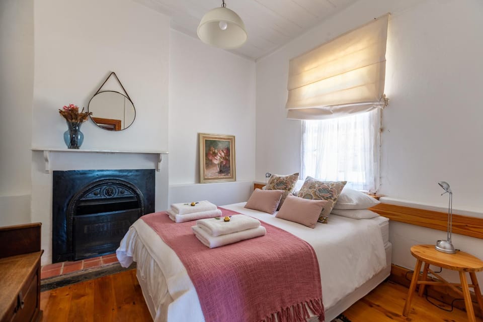 Bed, Photo of the whole room, Bedroom, Garden view, fireplace, towels