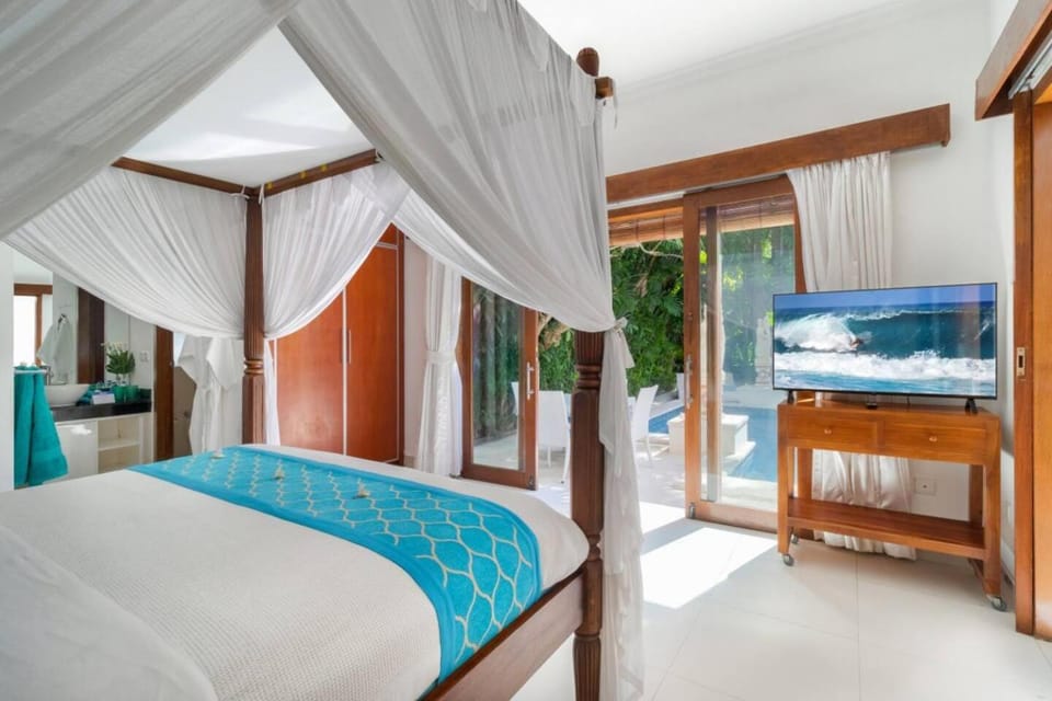 Super Value 3 Bed, Central Seminyak, Walk to Beach Villa in Kuta