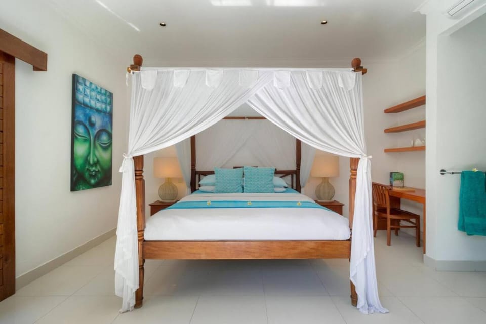 Super Value 3 Bed, Central Seminyak, Walk to Beach Villa in Kuta