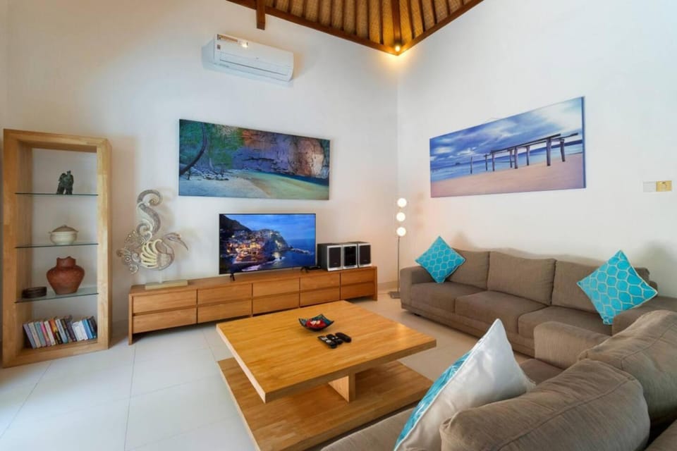 Super Value 3 Bed, Central Seminyak, Walk to Beach Villa in Kuta