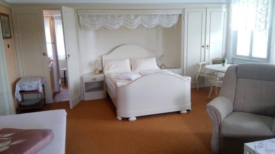 Bed, Photo of the whole room, Seating area, Bedroom