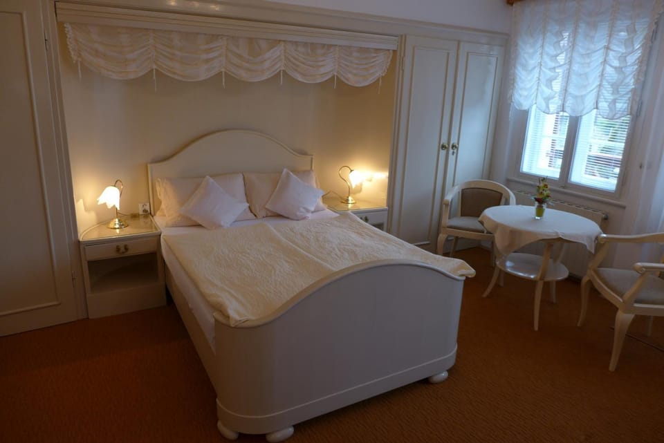 Bed, Day, Photo of the whole room