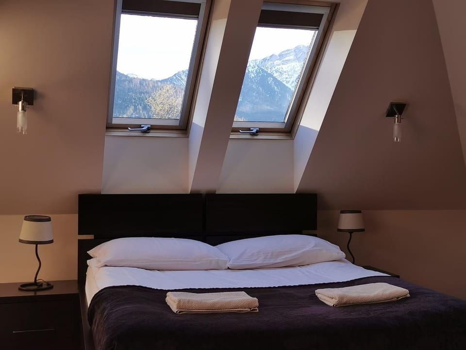 Bed, Photo of the whole room, Bedroom, Mountain view