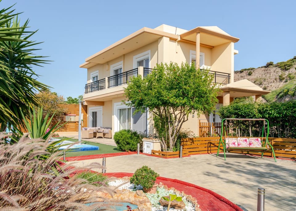 Property building, Garden, Balcony/Terrace, Mountain view