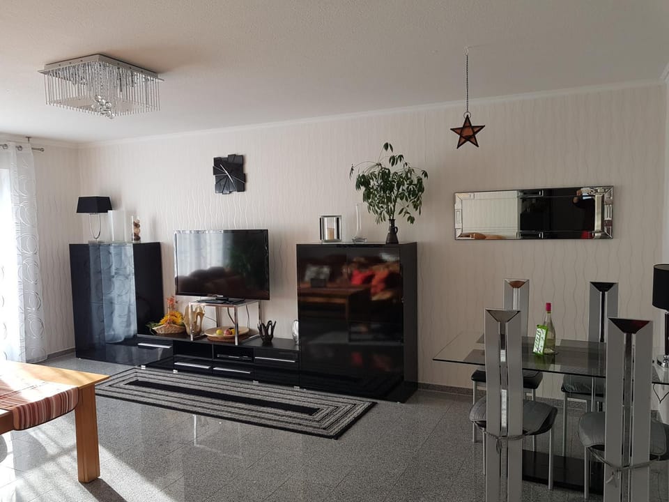 TV and multimedia, Living room, Seating area, Dining area