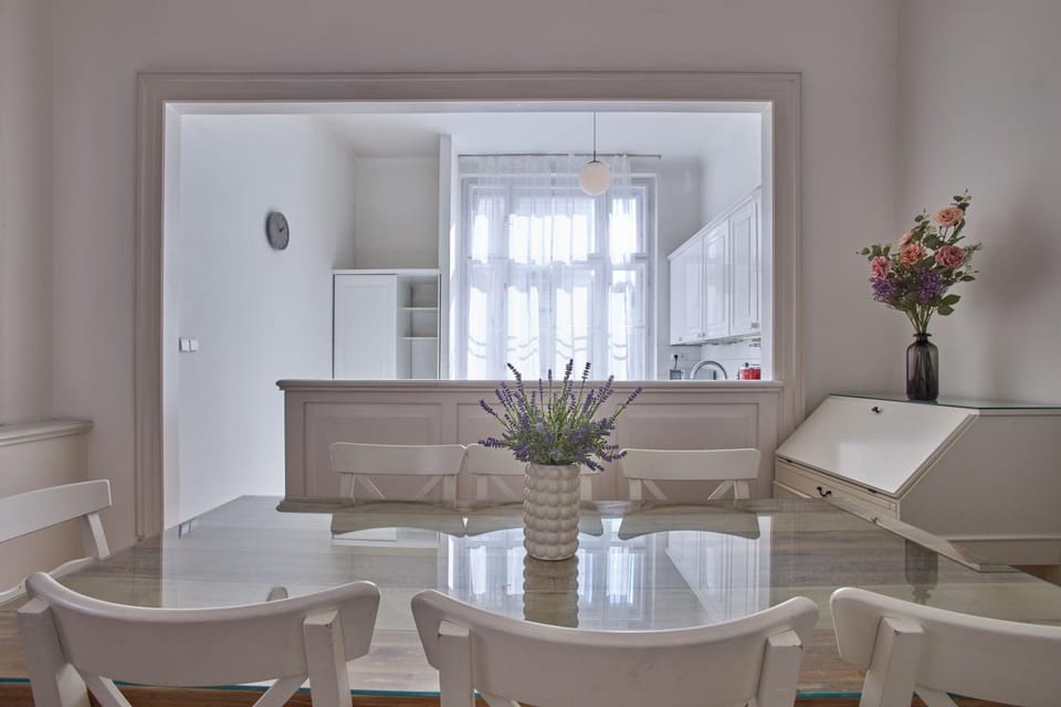 Seating area, Dining area