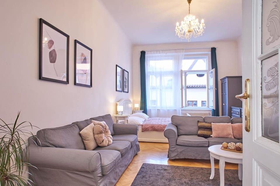 Bed, Living room, Seating area, Bedroom