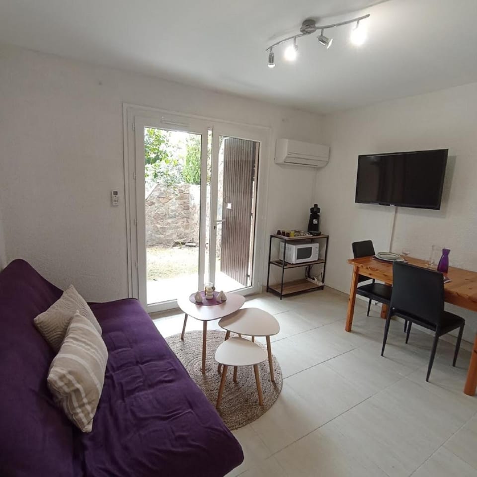 TV and multimedia, Living room, Dining area, air conditioner