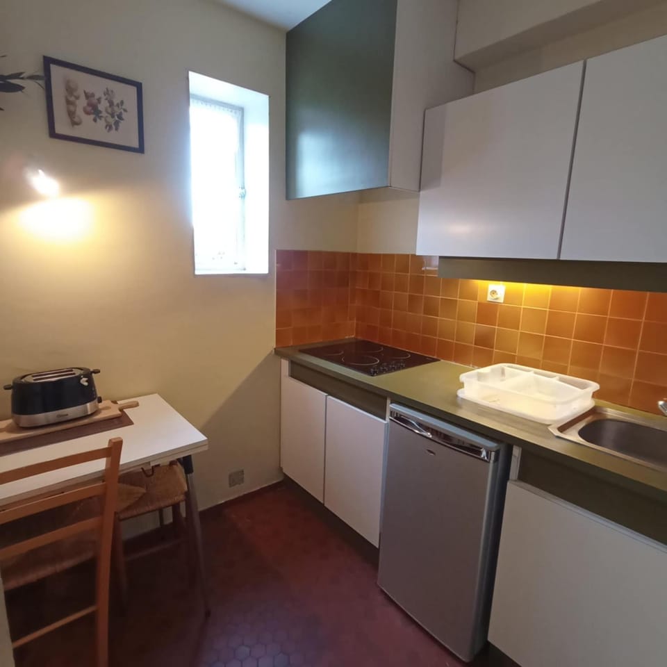 Coffee/tea facilities, Kitchen or kitchenette, stove, toaster