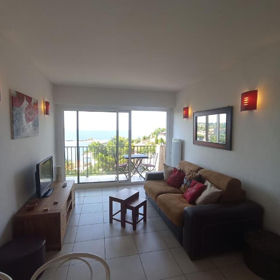 Bed, TV and multimedia, View (from property/room), Balcony/Terrace, Living room