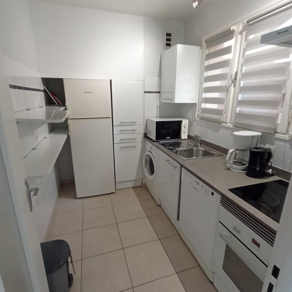 Coffee/tea facilities, Kitchen or kitchenette, dishwasher, microwave, oven, stove, washing machine