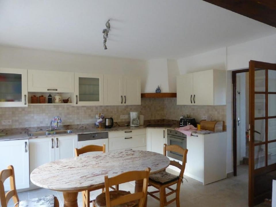 Coffee/tea facilities, Dining area, dishwasher, oven, stove, toaster, washing machine, kitchen