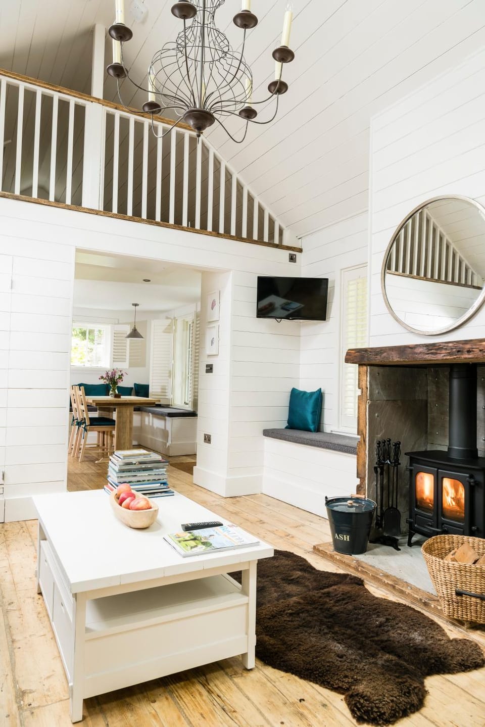 TV and multimedia, Kitchen or kitchenette, Living room, Seating area