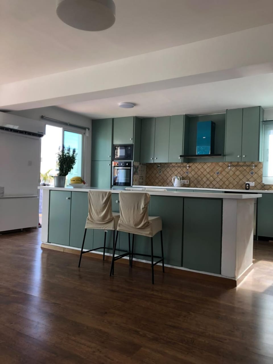 Communal lounge/ TV room, Dining area, minibar, oven, stove