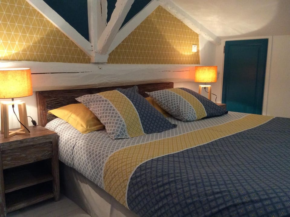 Bed, Photo of the whole room, Bedroom