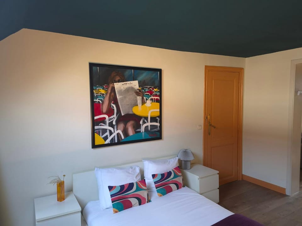 Bed, Photo of the whole room, Decorative detail, Bedroom, wardrobe