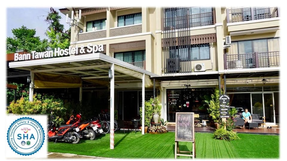 Property building, Facade/entrance, Garden