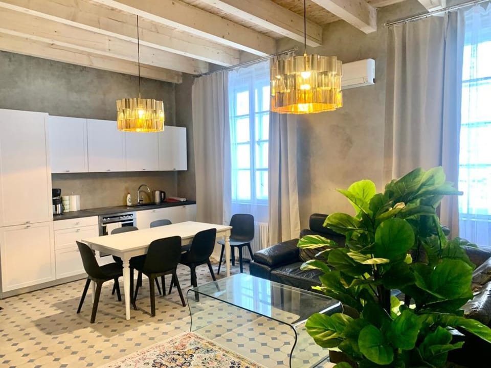 Kitchen or kitchenette, Living room, Seating area, Dining area, minibar, pet friendly, stove
