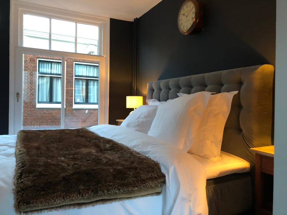 Spring, Bed, Day, Bathroom, Coffee/tea facilities, Bedroom, On site, City view, Street view, Quiet street view