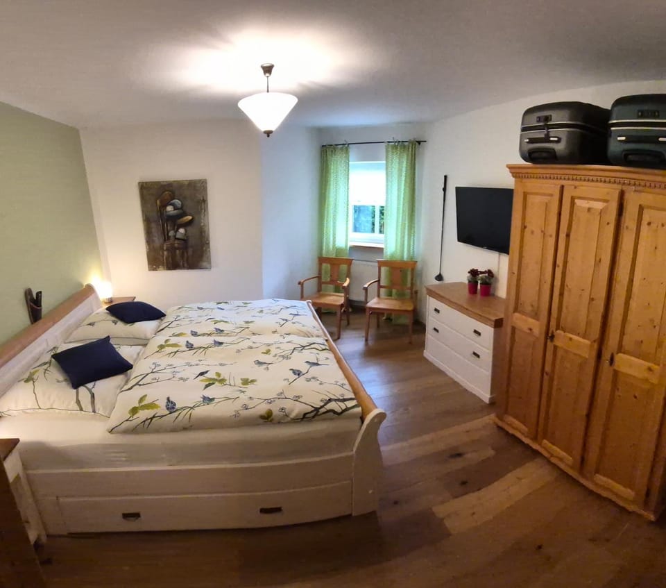 Bed, TV and multimedia, Bedroom